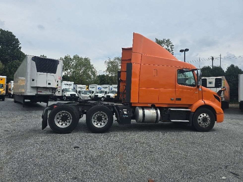 Sleeper Tractor-Heavy Duty Tractors-Volvo-2019-VNR64640-Duluth-GA-430,735\n\t\tmiles-$ 54,750 - Image 8