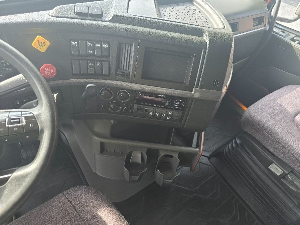 Sleeper Tractor-Heavy Duty Tractors-Volvo-2019-VNR64640-Duluth-GA-470,461\n\t\tmiles-$ 51,500 - Image 12