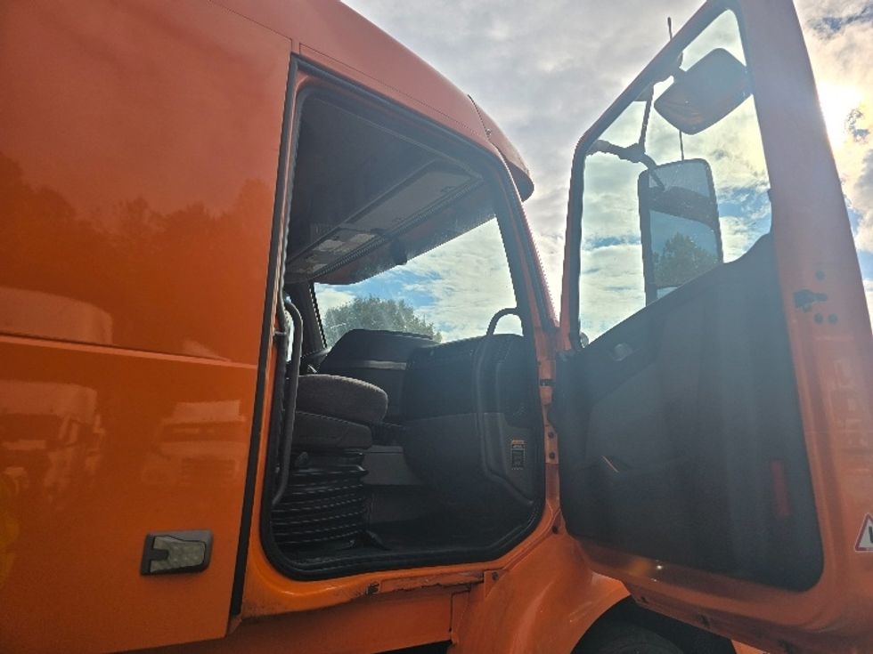 Sleeper Tractor-Heavy Duty Tractors-Volvo-2019-VNR64640-Duluth-GA-470,461\n\t\tmiles-$ 51,500 - Image 13