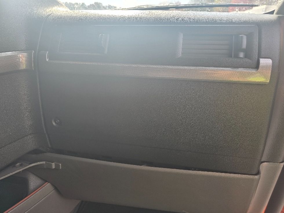 Sleeper Tractor-Heavy Duty Tractors-Volvo-2019-VNR64640-Duluth-GA-470,461\n\t\tmiles-$ 51,500 - Image 14