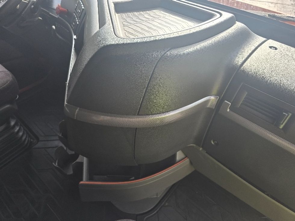 Sleeper Tractor-Heavy Duty Tractors-Volvo-2019-VNR64640-Duluth-GA-470,461\n\t\tmiles-$ 51,500 - Image 15