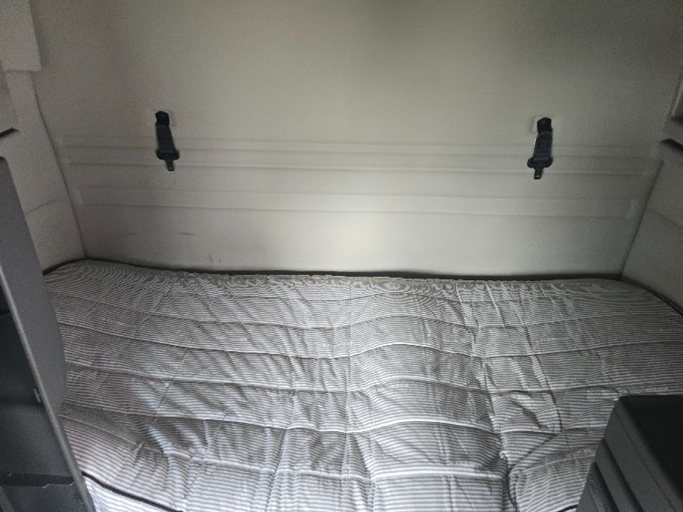 Sleeper Tractor-Heavy Duty Tractors-Volvo-2019-VNR64640-Duluth-GA-470,461\n\t\tmiles-$ 51,500 - Image 17