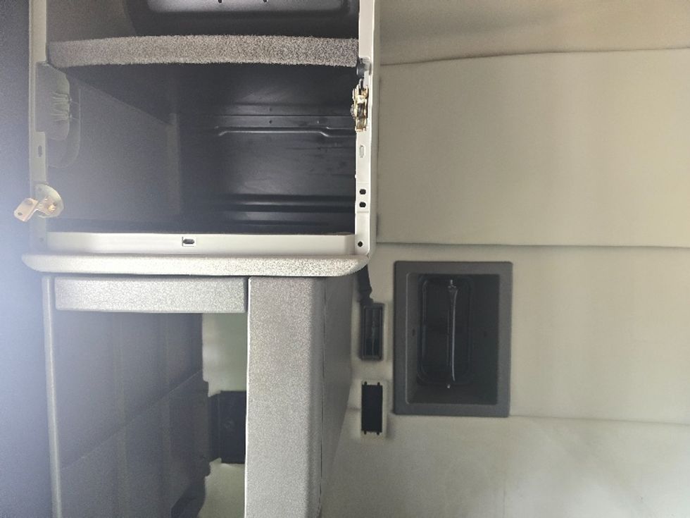 Sleeper Tractor-Heavy Duty Tractors-Volvo-2019-VNR64640-Duluth-GA-470,461\n\t\tmiles-$ 51,500 - Image 19