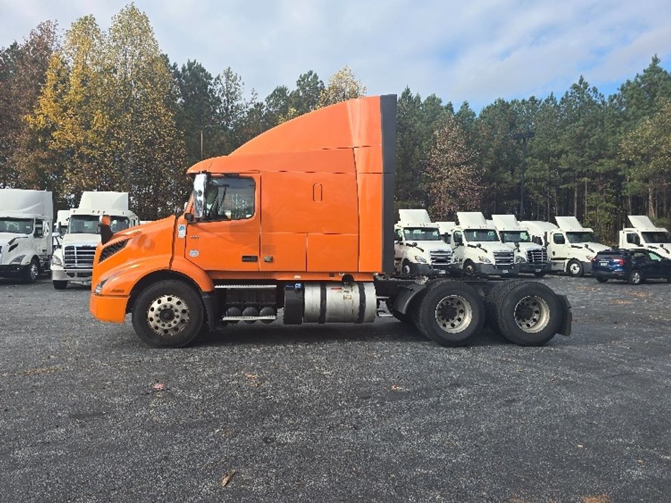 Sleeper Tractor-Heavy Duty Tractors-Volvo-2019-VNR64640-Duluth-GA-470,461\n\t\tmiles-$ 51,500 - Image 4