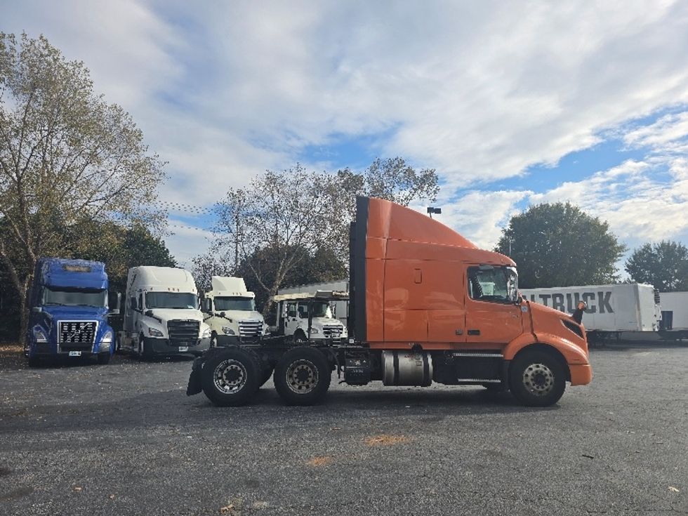 Sleeper Tractor-Heavy Duty Tractors-Volvo-2019-VNR64640-Duluth-GA-470,461\n\t\tmiles-$ 51,500 - Image 8