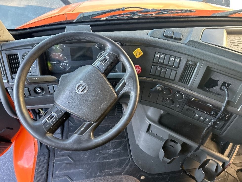 Sleeper Tractor-Heavy Duty Tractors-Volvo-2019-VNR64640-Duluth-GA-512,870\n\t\tmiles-$ 43,250 - Image 11