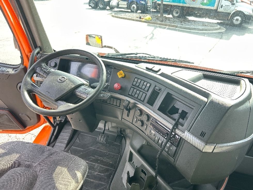 Sleeper Tractor-Heavy Duty Tractors-Volvo-2019-VNR64640-Duluth-GA-512,870\n\t\tmiles-$ 43,250 - Image 12