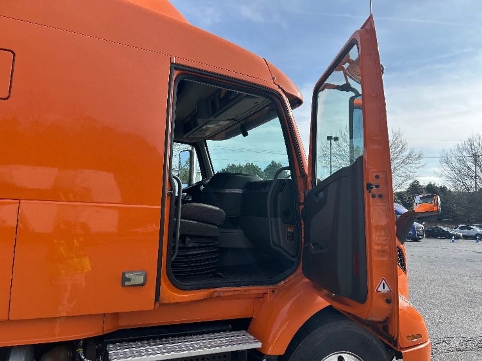 Sleeper Tractor-Heavy Duty Tractors-Volvo-2019-VNR64640-Duluth-GA-512,870\n\t\tmiles-$ 43,250 - Image 13