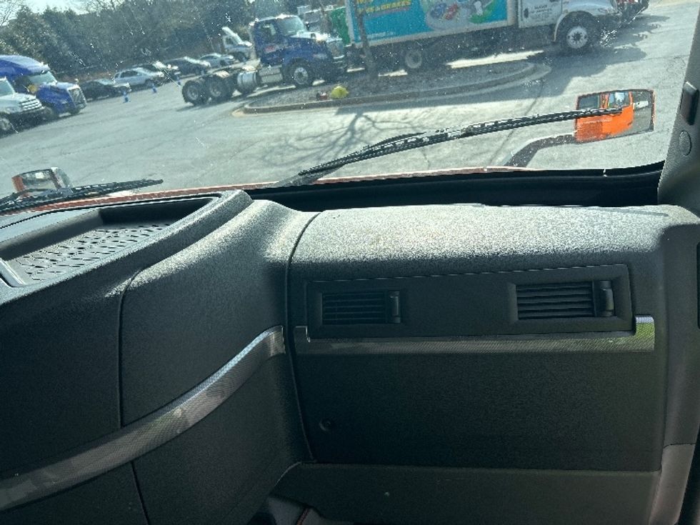 Sleeper Tractor-Heavy Duty Tractors-Volvo-2019-VNR64640-Duluth-GA-512,870\n\t\tmiles-$ 43,250 - Image 14