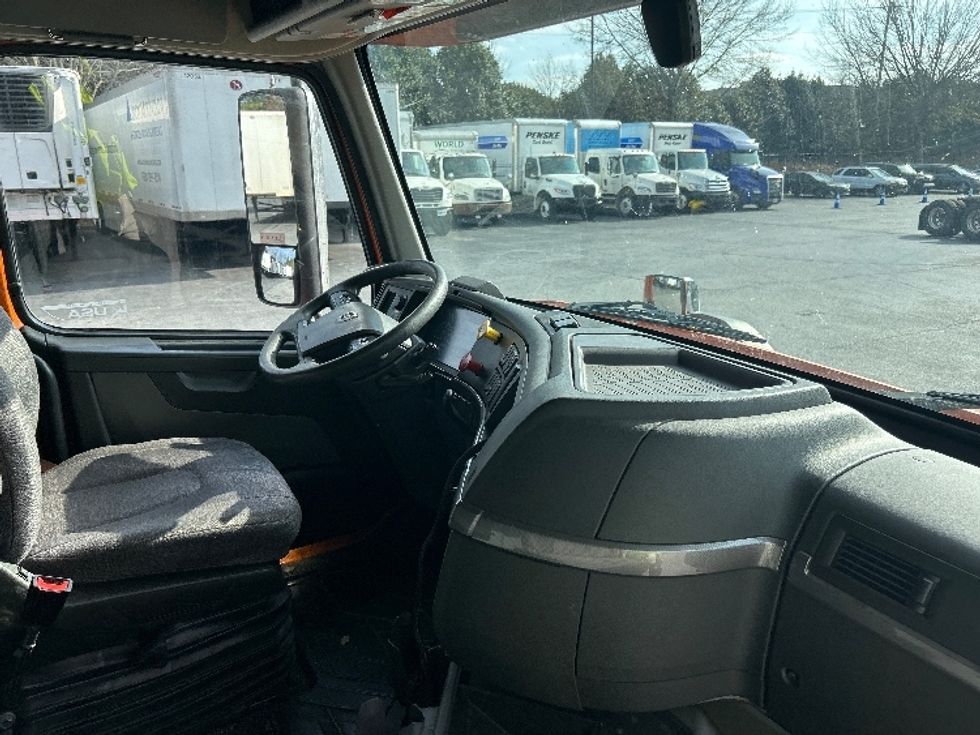 Sleeper Tractor-Heavy Duty Tractors-Volvo-2019-VNR64640-Duluth-GA-512,870\n\t\tmiles-$ 43,250 - Image 15