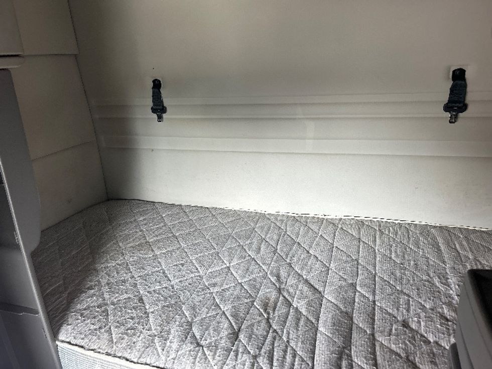 Sleeper Tractor-Heavy Duty Tractors-Volvo-2019-VNR64640-Duluth-GA-512,870\n\t\tmiles-$ 43,250 - Image 16