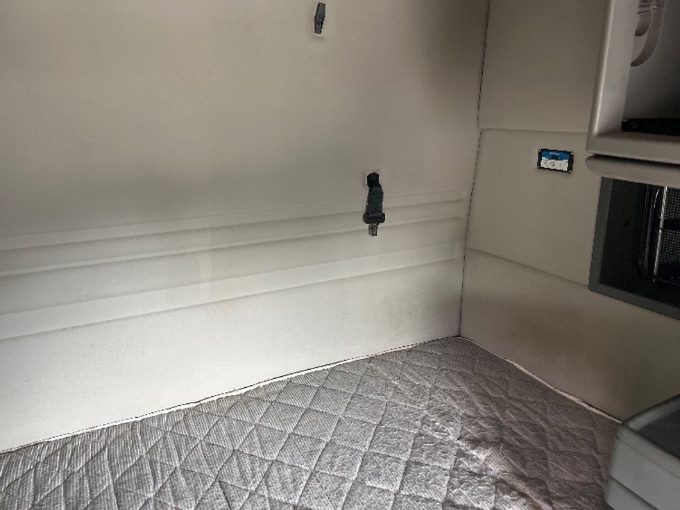 Sleeper Tractor-Heavy Duty Tractors-Volvo-2019-VNR64640-Duluth-GA-512,870\n\t\tmiles-$ 43,250 - Image 17