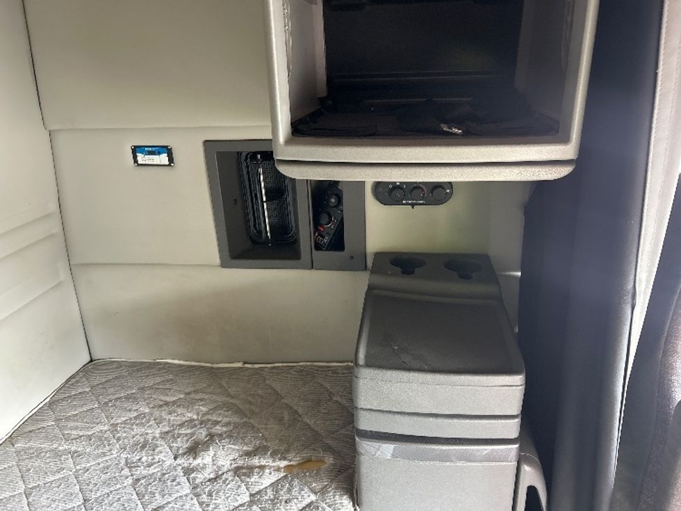 Sleeper Tractor-Heavy Duty Tractors-Volvo-2019-VNR64640-Duluth-GA-512,870\n\t\tmiles-$ 43,250 - Image 18