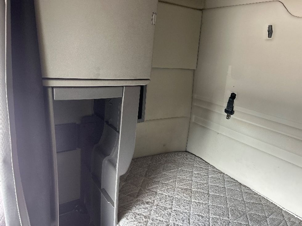 Sleeper Tractor-Heavy Duty Tractors-Volvo-2019-VNR64640-Duluth-GA-512,870\n\t\tmiles-$ 43,250 - Image 19