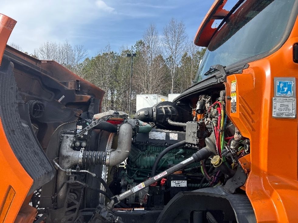 Sleeper Tractor-Heavy Duty Tractors-Volvo-2019-VNR64640-Duluth-GA-512,870\n\t\tmiles-$ 43,250 - Image 21