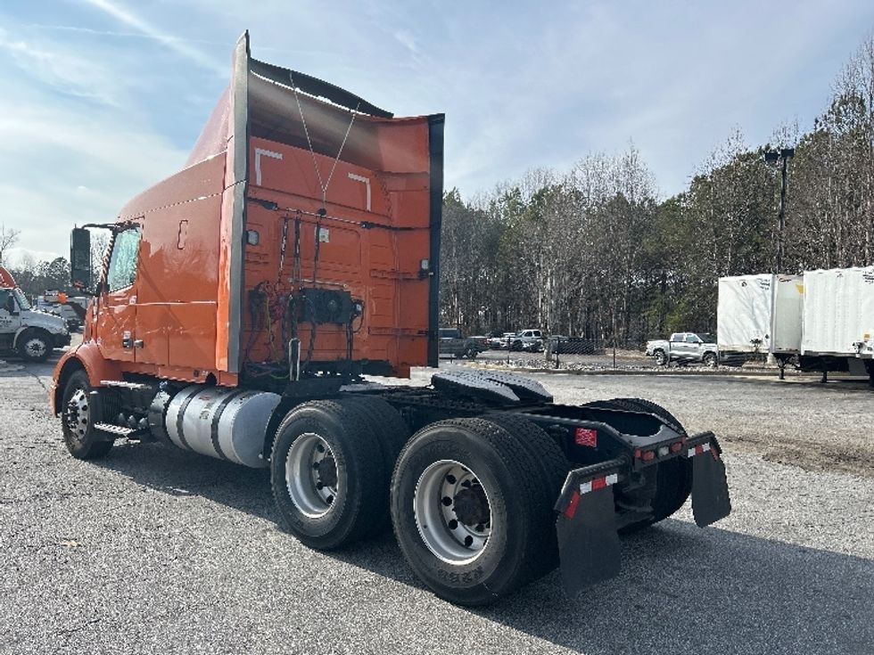 Sleeper Tractor-Heavy Duty Tractors-Volvo-2019-VNR64640-Duluth-GA-512,870\n\t\tmiles-$ 43,250 - Image 5