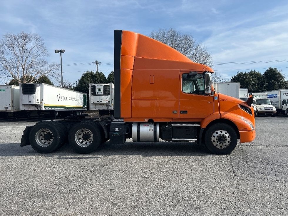 Sleeper Tractor-Heavy Duty Tractors-Volvo-2019-VNR64640-Duluth-GA-512,870\n\t\tmiles-$ 43,250 - Image 8