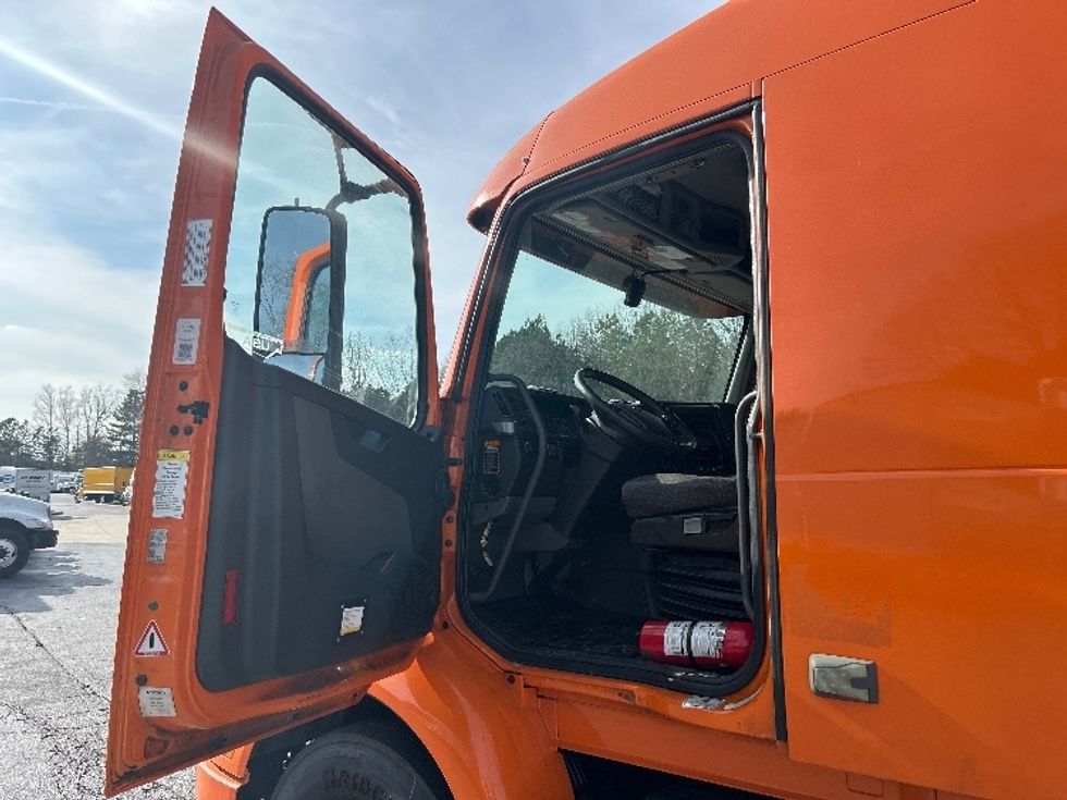 Sleeper Tractor-Heavy Duty Tractors-Volvo-2019-VNR64640-Duluth-GA-512,870\n\t\tmiles-$ 43,250 - Image 9