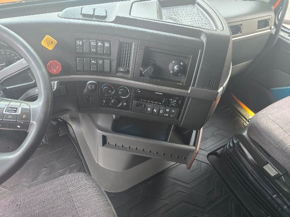 Sleeper Tractor-Heavy Duty Tractors-Volvo-2019-VNR64640-Duluth-GA-521,390\n\t\tmiles-$ 42,750 - Image 11