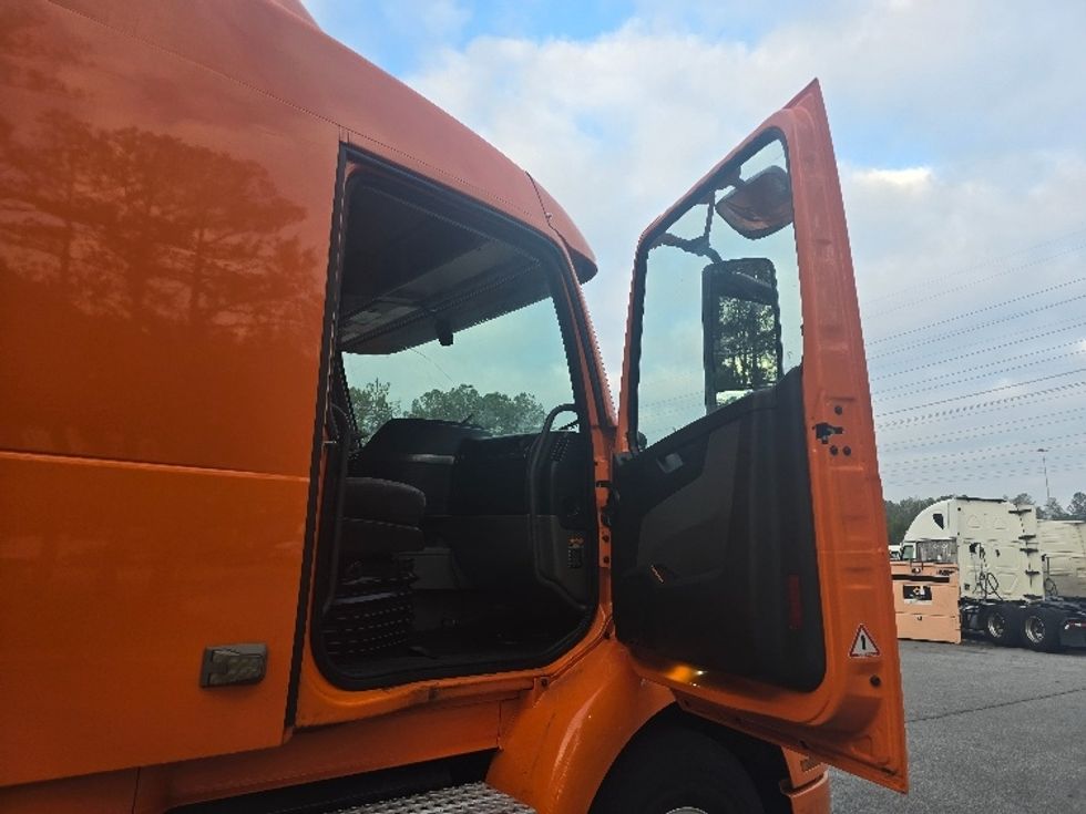 Sleeper Tractor-Heavy Duty Tractors-Volvo-2019-VNR64640-Duluth-GA-521,390\n\t\tmiles-$ 42,750 - Image 12