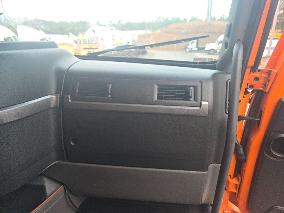 Sleeper Tractor-Heavy Duty Tractors-Volvo-2019-VNR64640-Duluth-GA-521,390\n\t\tmiles-$ 42,750 - Image 13