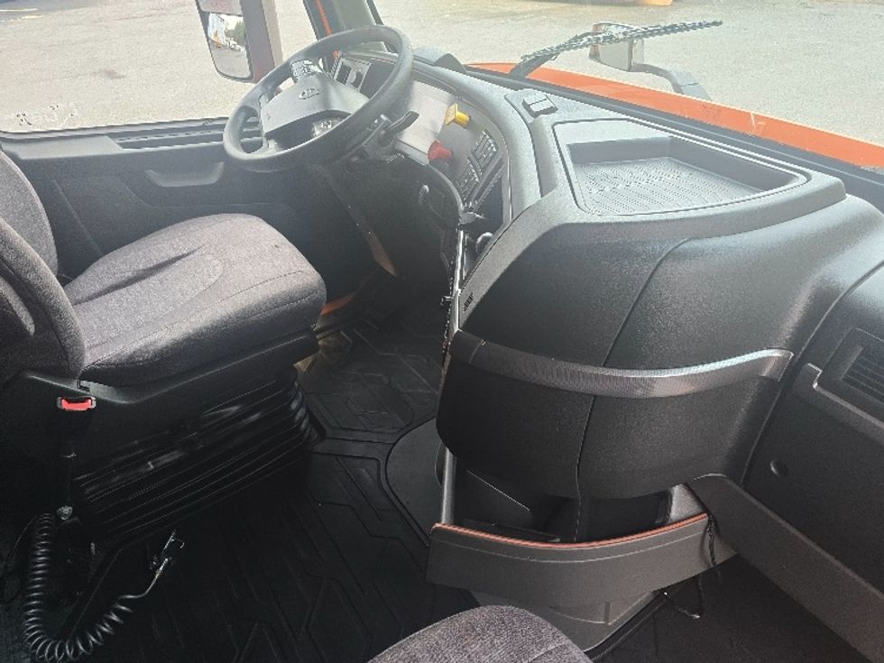 Sleeper Tractor-Heavy Duty Tractors-Volvo-2019-VNR64640-Duluth-GA-521,390\n\t\tmiles-$ 42,750 - Image 14