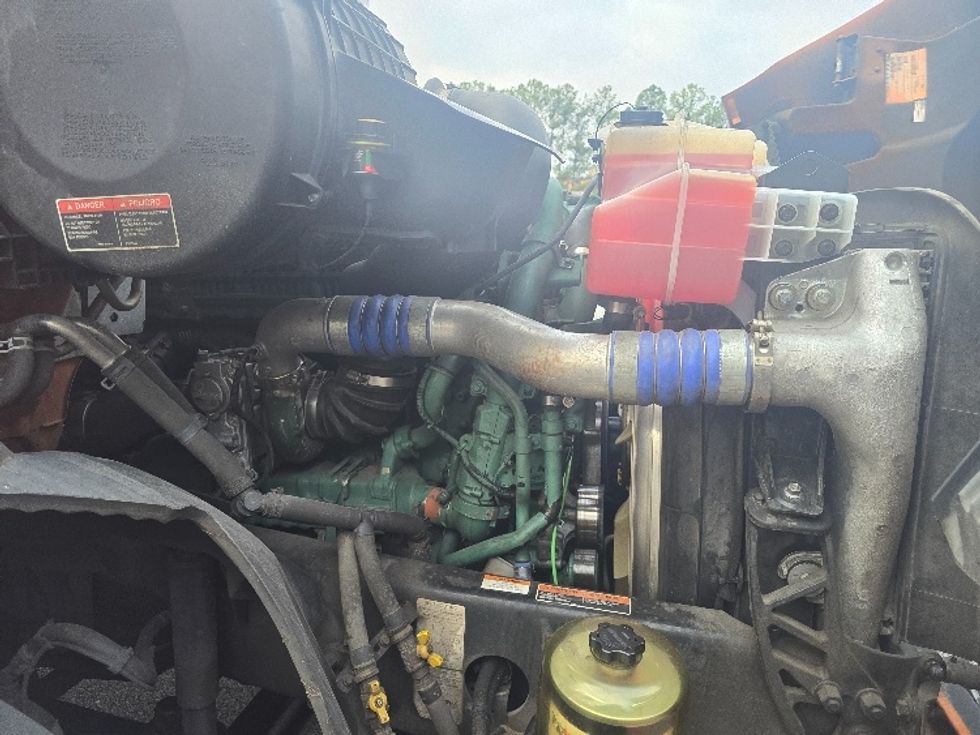 Sleeper Tractor-Heavy Duty Tractors-Volvo-2019-VNR64640-Duluth-GA-521,390\n\t\tmiles-$ 42,750 - Image 19