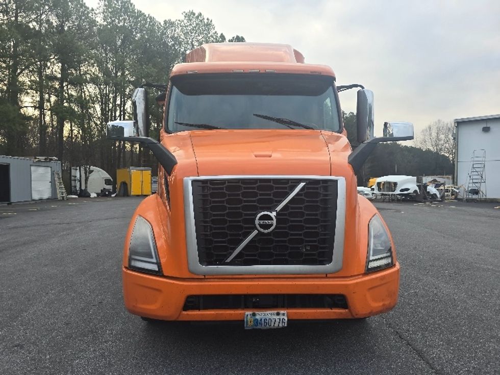 Sleeper Tractor-Heavy Duty Tractors-Volvo-2019-VNR64640-Duluth-GA-521,390\n\t\tmiles-$ 42,750 - Image 2