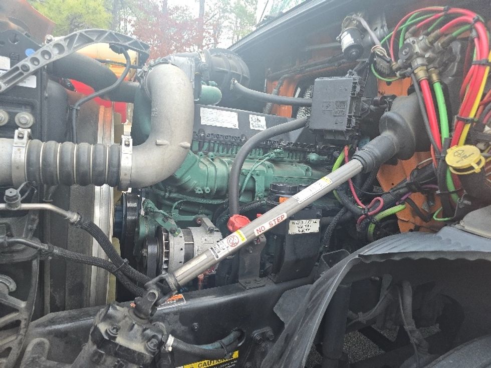 Sleeper Tractor-Heavy Duty Tractors-Volvo-2019-VNR64640-Duluth-GA-521,390\n\t\tmiles-$ 42,750 - Image 20