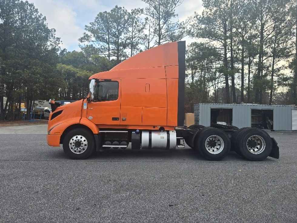 Sleeper Tractor-Heavy Duty Tractors-Volvo-2019-VNR64640-Duluth-GA-521,390\n\t\tmiles-$ 42,750 - Image 4