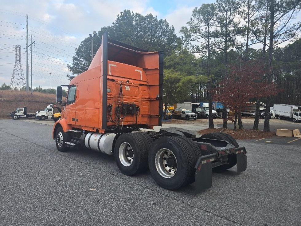 Sleeper Tractor-Heavy Duty Tractors-Volvo-2019-VNR64640-Duluth-GA-521,390\n\t\tmiles-$ 42,750 - Image 5