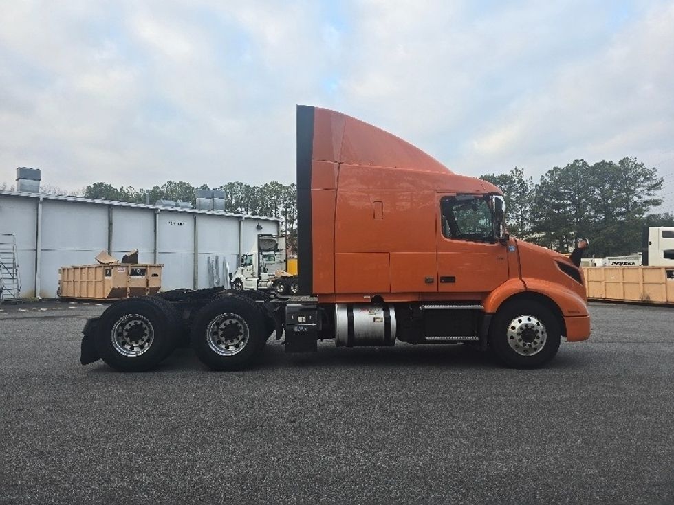 Sleeper Tractor-Heavy Duty Tractors-Volvo-2019-VNR64640-Duluth-GA-521,390\n\t\tmiles-$ 42,750 - Image 8