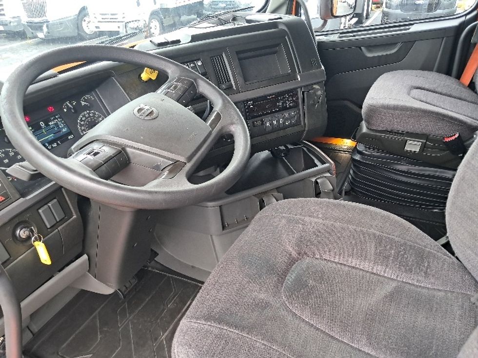 Sleeper Tractor-Heavy Duty Tractors-Volvo-2019-VNR64640-Greensboro-NC-356,123\n\t\tmiles-$ 57,750 - Image 10