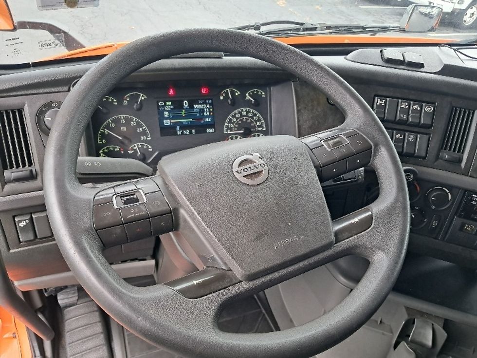 Sleeper Tractor-Heavy Duty Tractors-Volvo-2019-VNR64640-Greensboro-NC-356,123\n\t\tmiles-$ 57,750 - Image 11