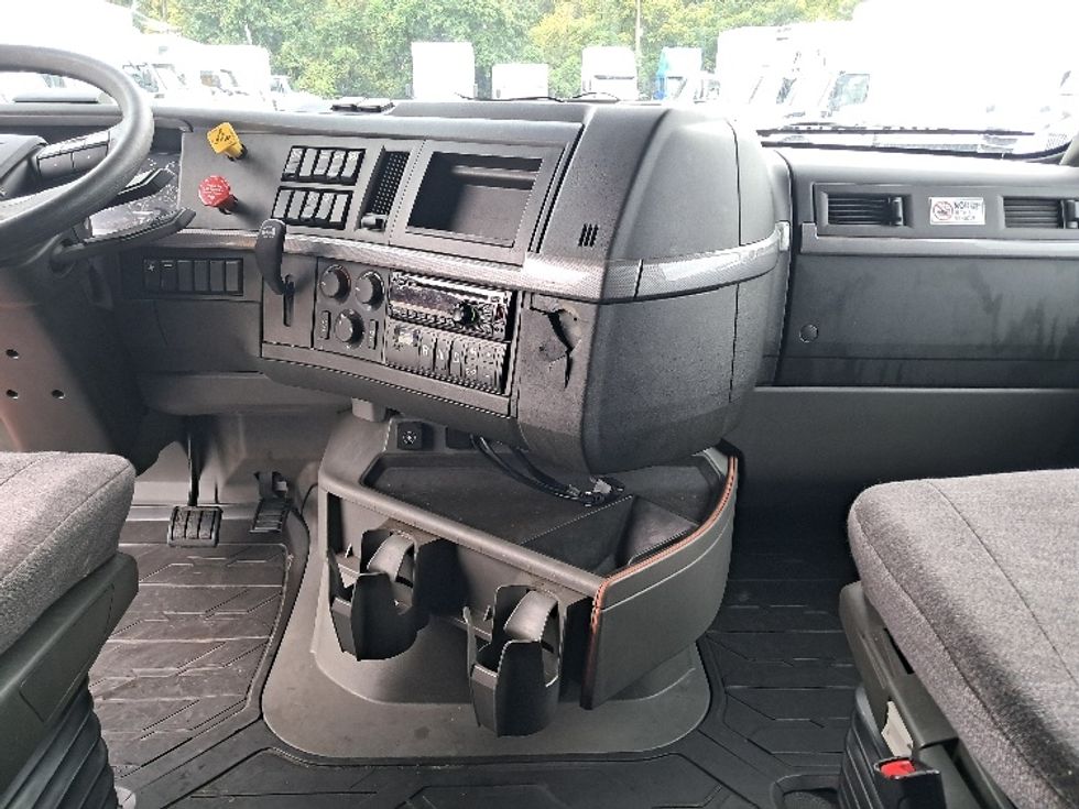 Sleeper Tractor-Heavy Duty Tractors-Volvo-2019-VNR64640-Greensboro-NC-356,123\n\t\tmiles-$ 57,750 - Image 12