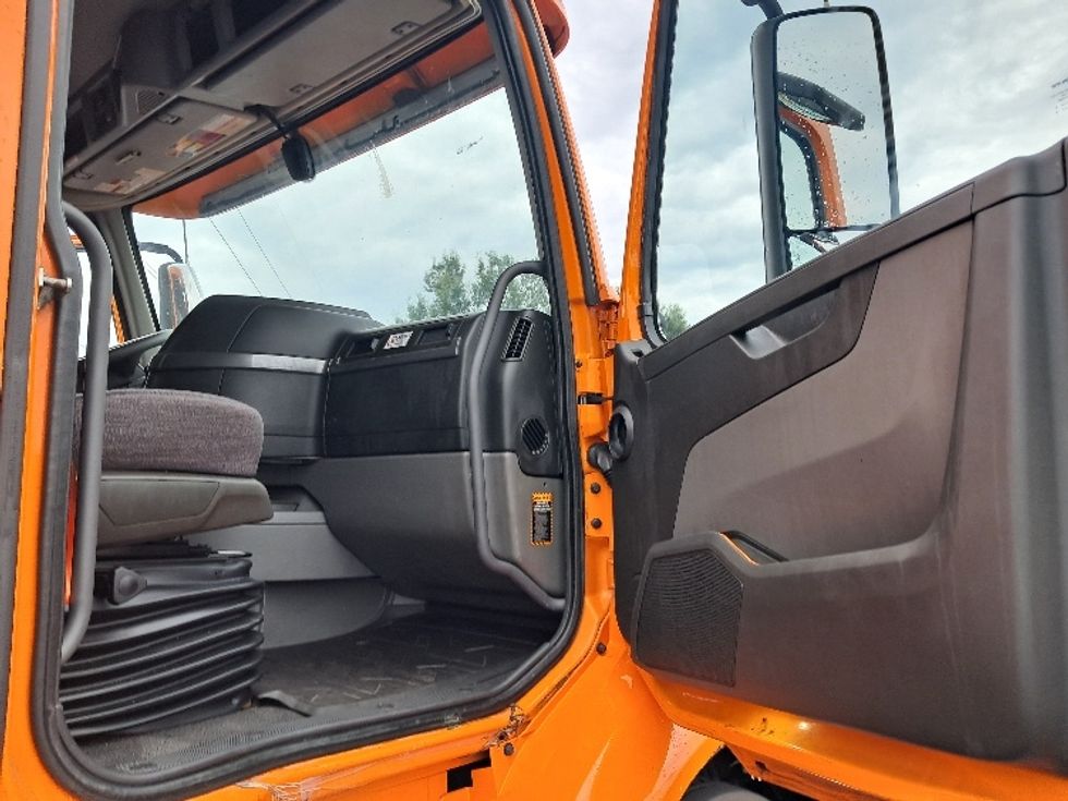 Sleeper Tractor-Heavy Duty Tractors-Volvo-2019-VNR64640-Greensboro-NC-356,123\n\t\tmiles-$ 57,750 - Image 13