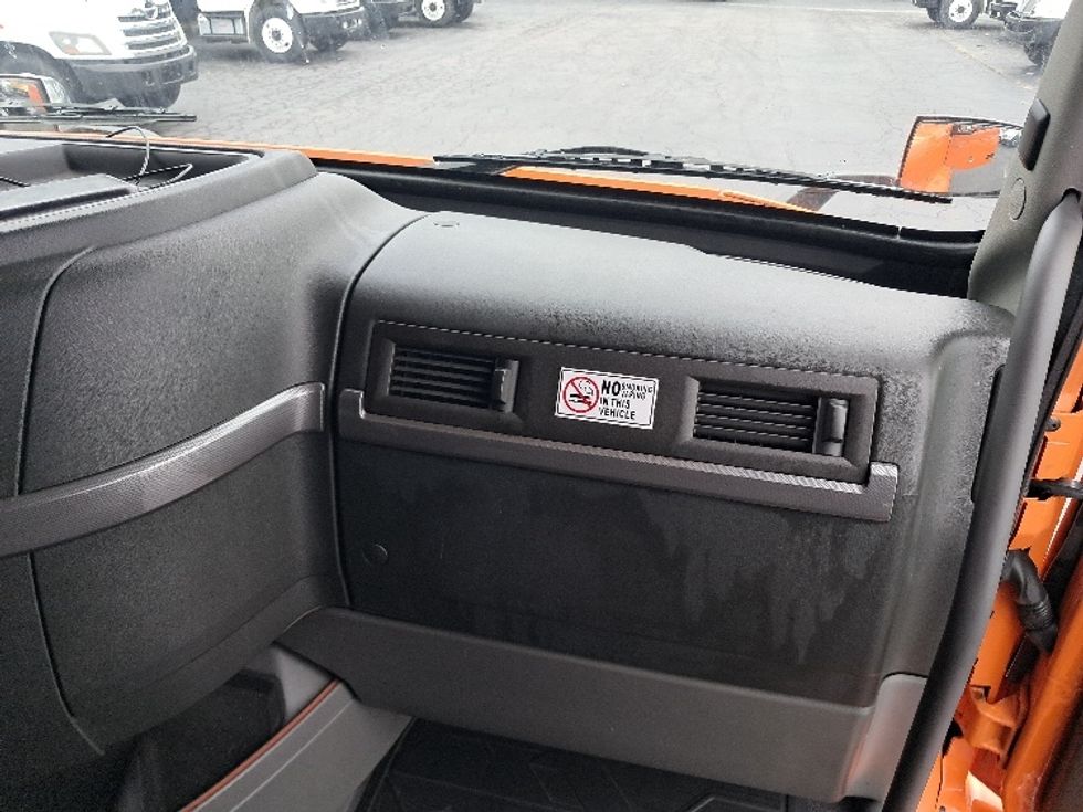 Sleeper Tractor-Heavy Duty Tractors-Volvo-2019-VNR64640-Greensboro-NC-356,123\n\t\tmiles-$ 57,750 - Image 14