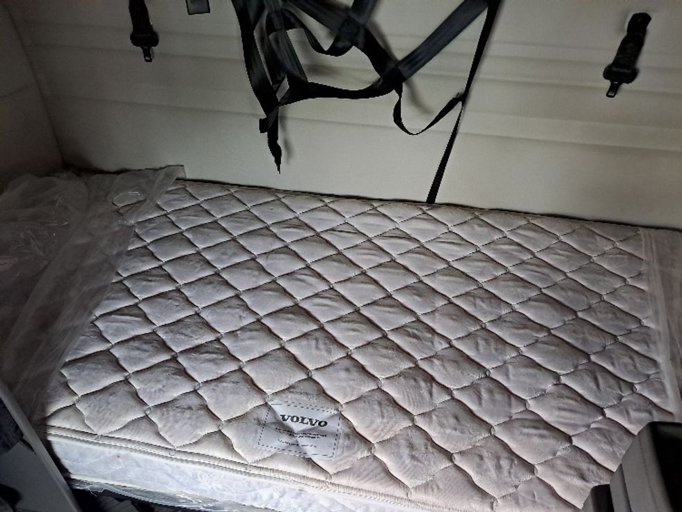 Sleeper Tractor-Heavy Duty Tractors-Volvo-2019-VNR64640-Greensboro-NC-356,123\n\t\tmiles-$ 57,750 - Image 16