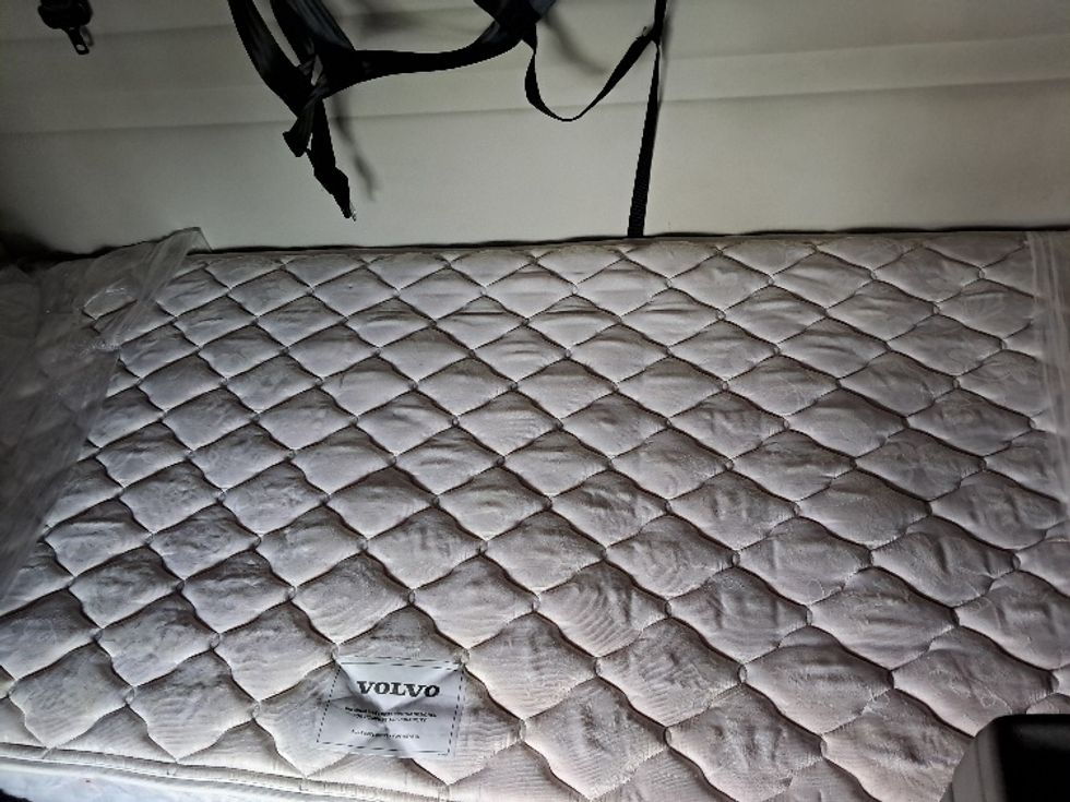 Sleeper Tractor-Heavy Duty Tractors-Volvo-2019-VNR64640-Greensboro-NC-356,123\n\t\tmiles-$ 57,750 - Image 17