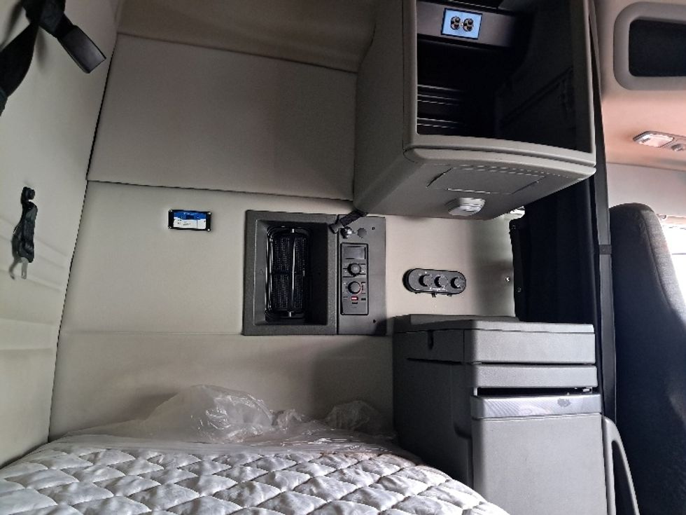 Sleeper Tractor-Heavy Duty Tractors-Volvo-2019-VNR64640-Greensboro-NC-356,123\n\t\tmiles-$ 57,750 - Image 18