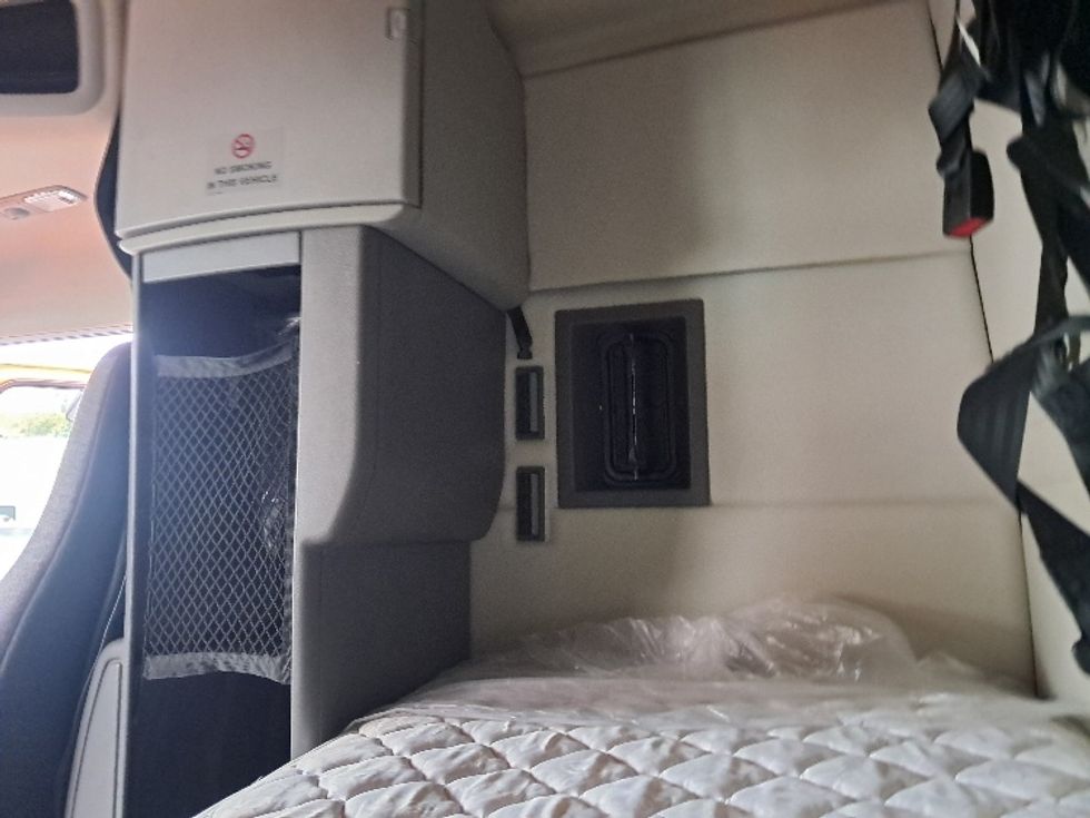 Sleeper Tractor-Heavy Duty Tractors-Volvo-2019-VNR64640-Greensboro-NC-356,123\n\t\tmiles-$ 57,750 - Image 19