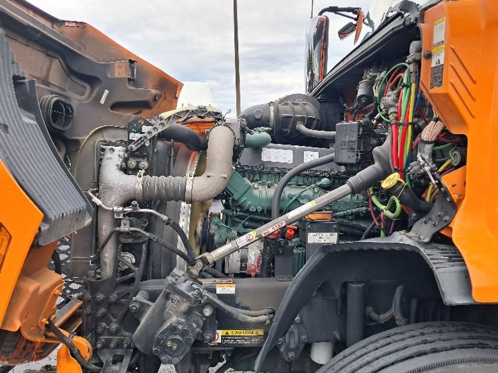 Sleeper Tractor-Heavy Duty Tractors-Volvo-2019-VNR64640-Greensboro-NC-356,123\n\t\tmiles-$ 57,750 - Image 21