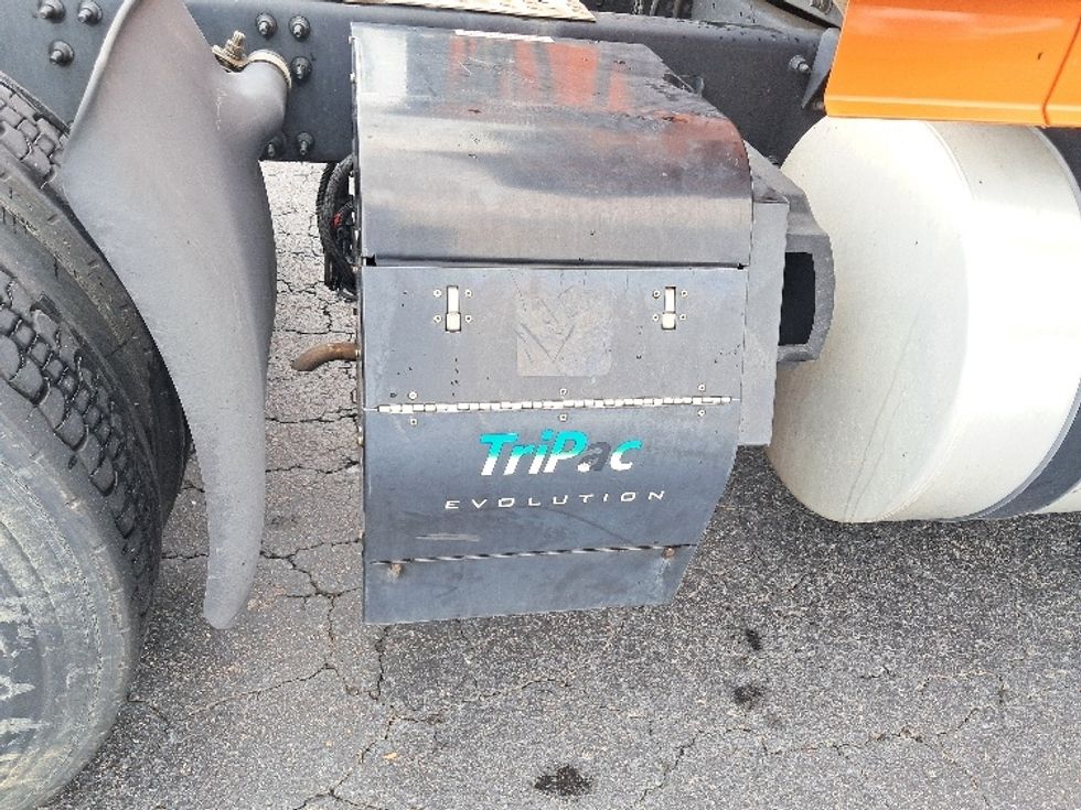 Sleeper Tractor-Heavy Duty Tractors-Volvo-2019-VNR64640-Greensboro-NC-356,123\n\t\tmiles-$ 57,750 - Image 23