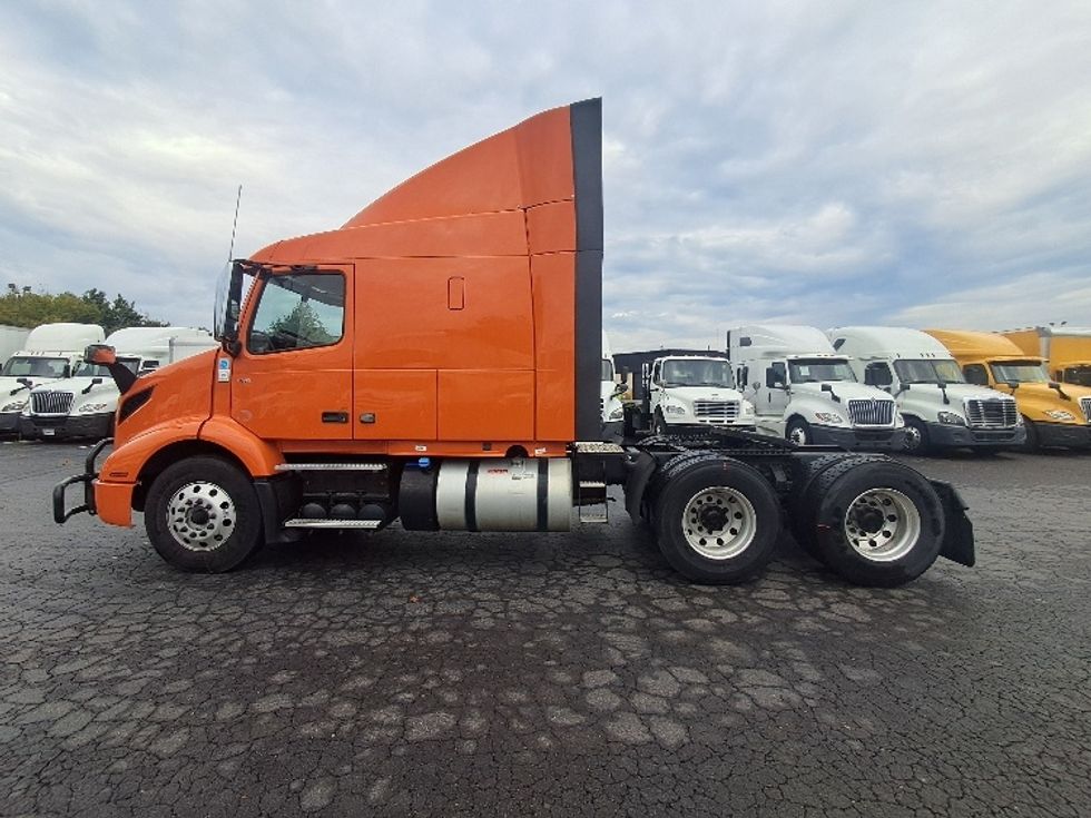 Sleeper Tractor-Heavy Duty Tractors-Volvo-2019-VNR64640-Greensboro-NC-356,123\n\t\tmiles-$ 57,750 - Image 4