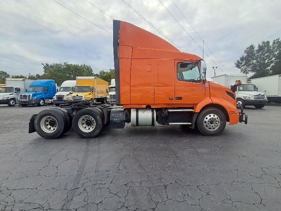 Sleeper Tractor-Heavy Duty Tractors-Volvo-2019-VNR64640-Greensboro-NC-356,123\n\t\tmiles-$ 57,750 - Image 8