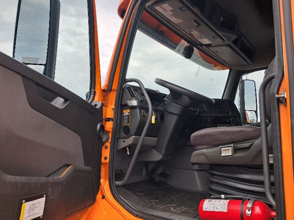 Sleeper Tractor-Heavy Duty Tractors-Volvo-2019-VNR64640-Greensboro-NC-356,123\n\t\tmiles-$ 57,750 - Image 9