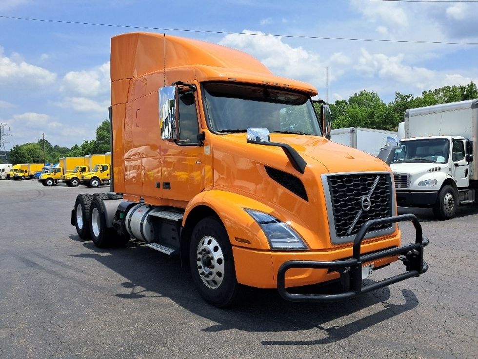 Sleeper Tractor-Heavy Duty Tractors-Volvo-2019-VNR64640-Greensboro-NC-363,717\n\t\tmiles-$ 61,250 - Image 1
