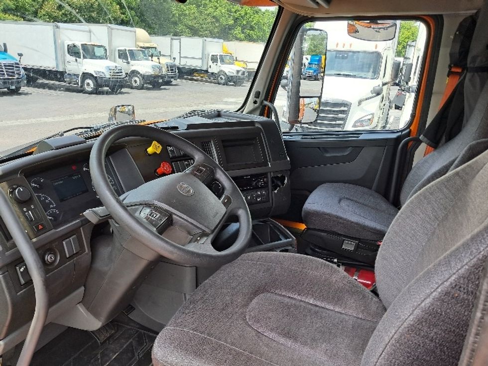 Sleeper Tractor-Heavy Duty Tractors-Volvo-2019-VNR64640-Greensboro-NC-363,717\n\t\tmiles-$ 61,250 - Image 10