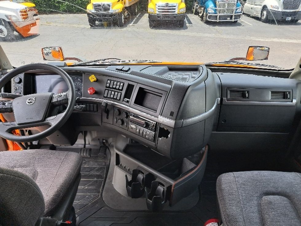 Sleeper Tractor-Heavy Duty Tractors-Volvo-2019-VNR64640-Greensboro-NC-363,717\n\t\tmiles-$ 61,250 - Image 12