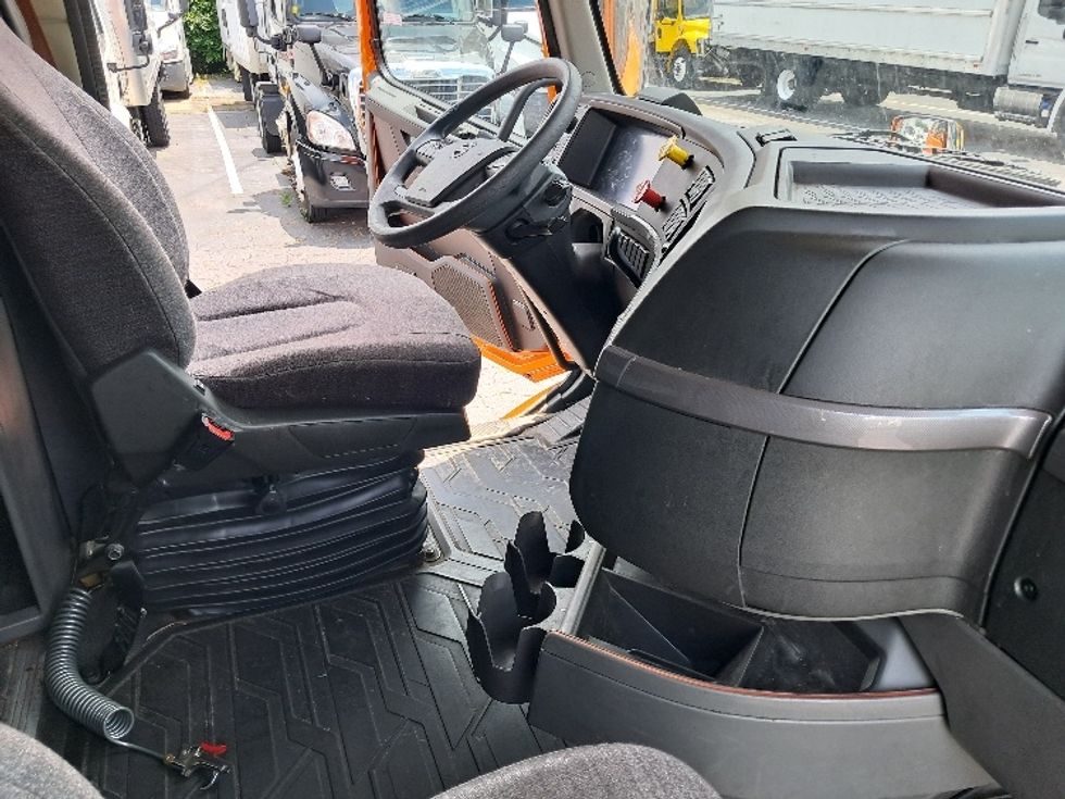 Sleeper Tractor-Heavy Duty Tractors-Volvo-2019-VNR64640-Greensboro-NC-363,717\n\t\tmiles-$ 61,250 - Image 15